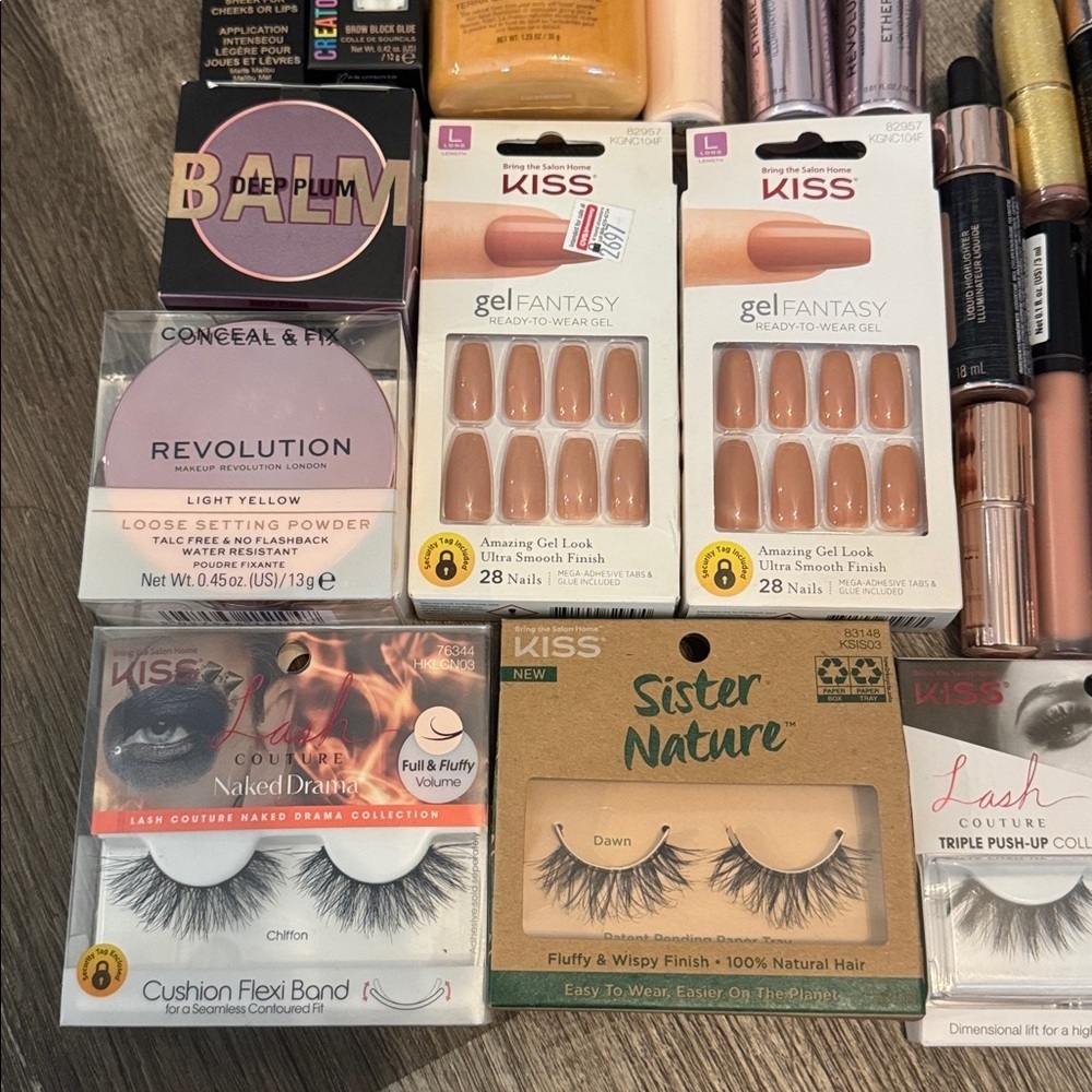 Revolution MYSTERY MAKEUP BUNDLE - Picture 3 of 5